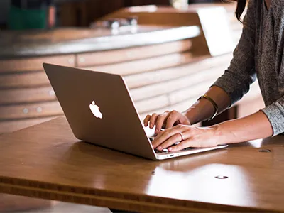 Quelle est la fonction de l'équipement de contrepoids de porte rapide en PVC